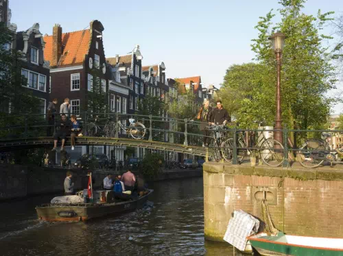 Amsterdam Private Walking Tour with Canal Cruise 