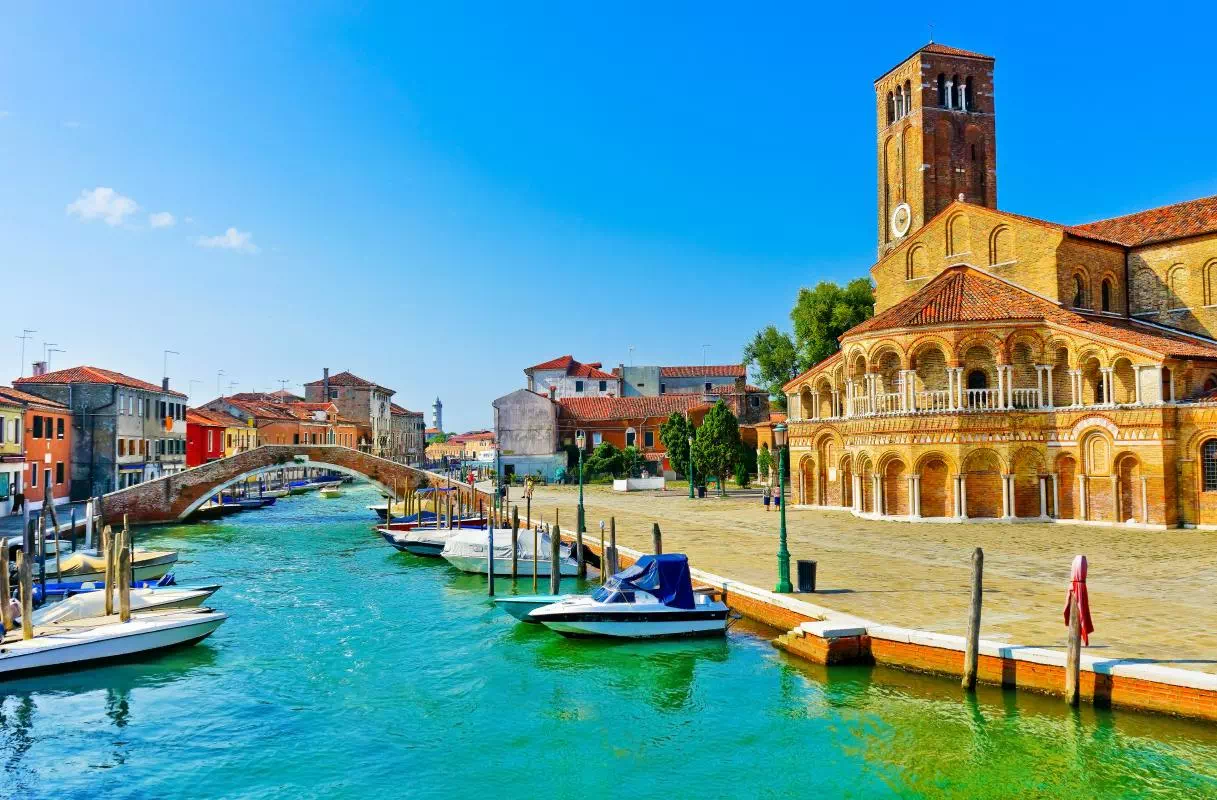 Murano and Burano Guided Tour from Venice with Glass Factory Visit and Wine