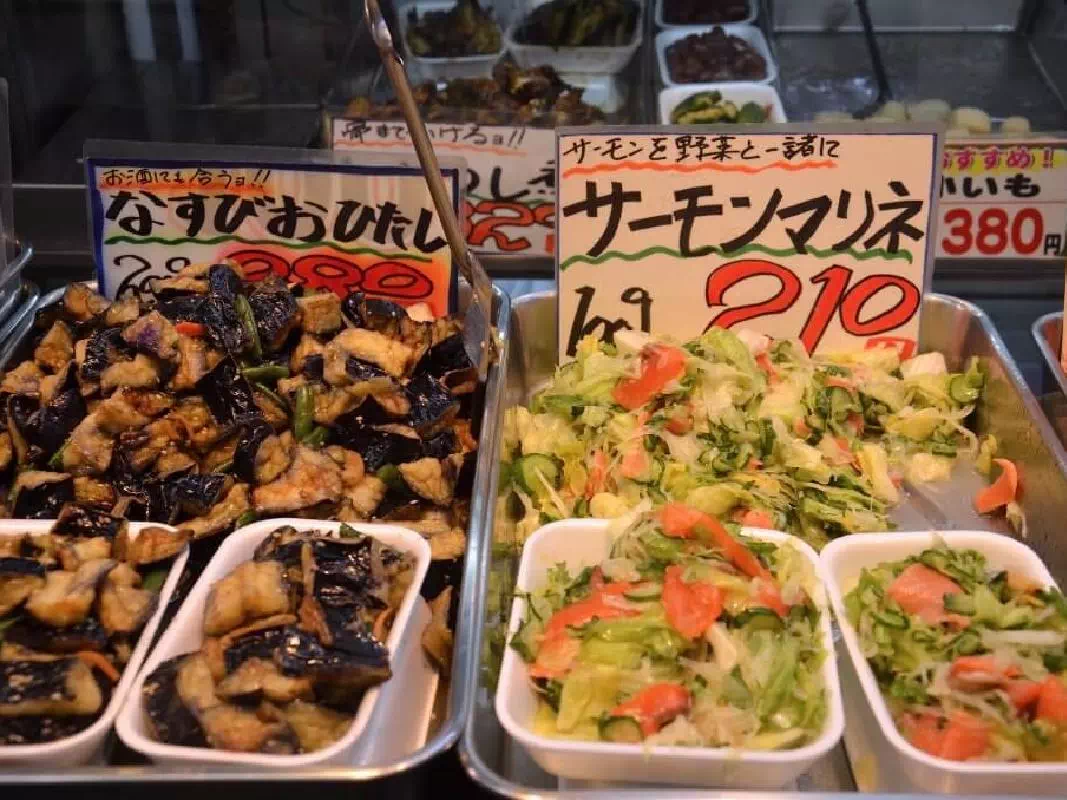 Kuromon Market Street Food and Doguyasuji Kitchen Town Morning Tour in Osaka