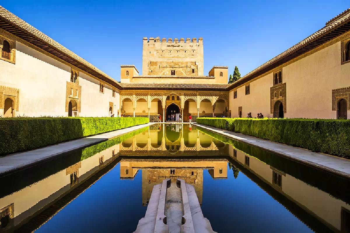 Alhambra Half-Day Guided Tour with Generalife Gardens and Nasrid Palaces Visit