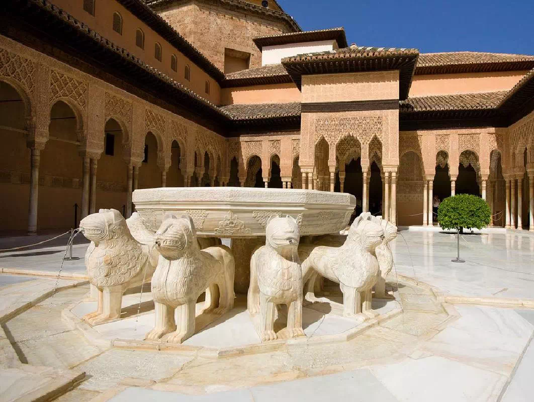 Alhambra Half-Day Guided Tour with Generalife Gardens and Nasrid Palaces Visit