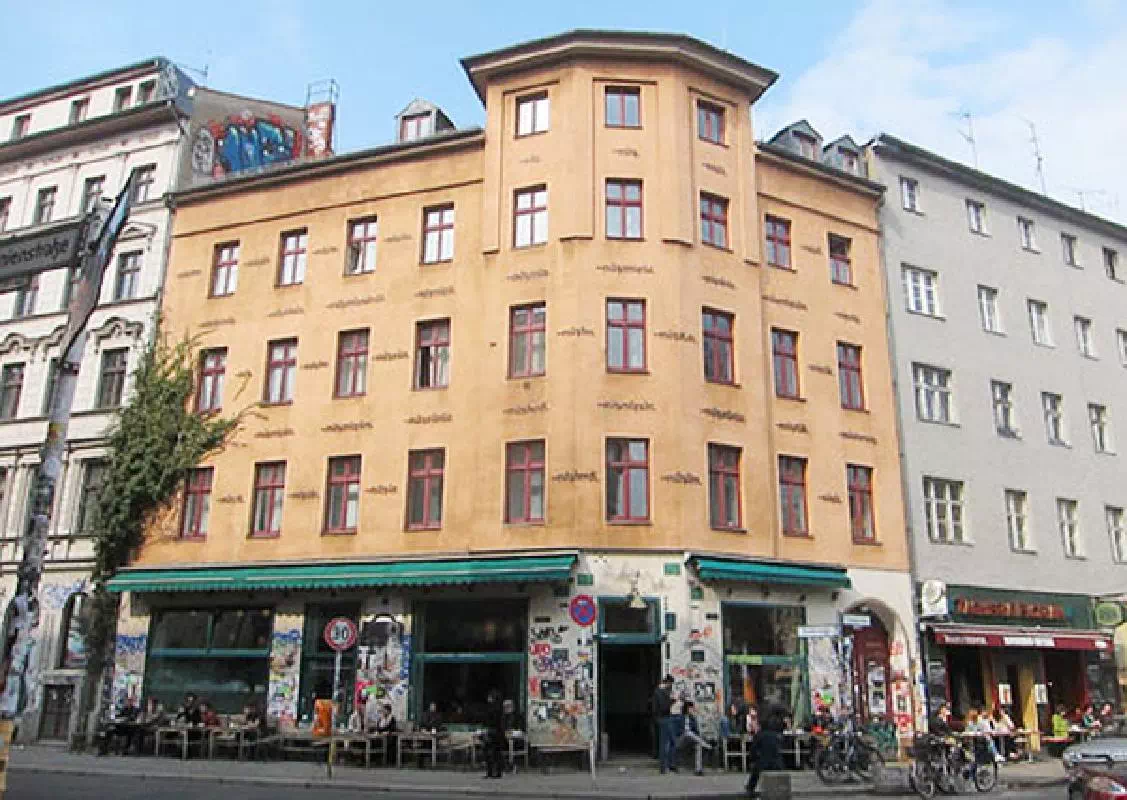 Berlin Kreuzberg Street Food and Art Walking Tour with Currywurst Tasting