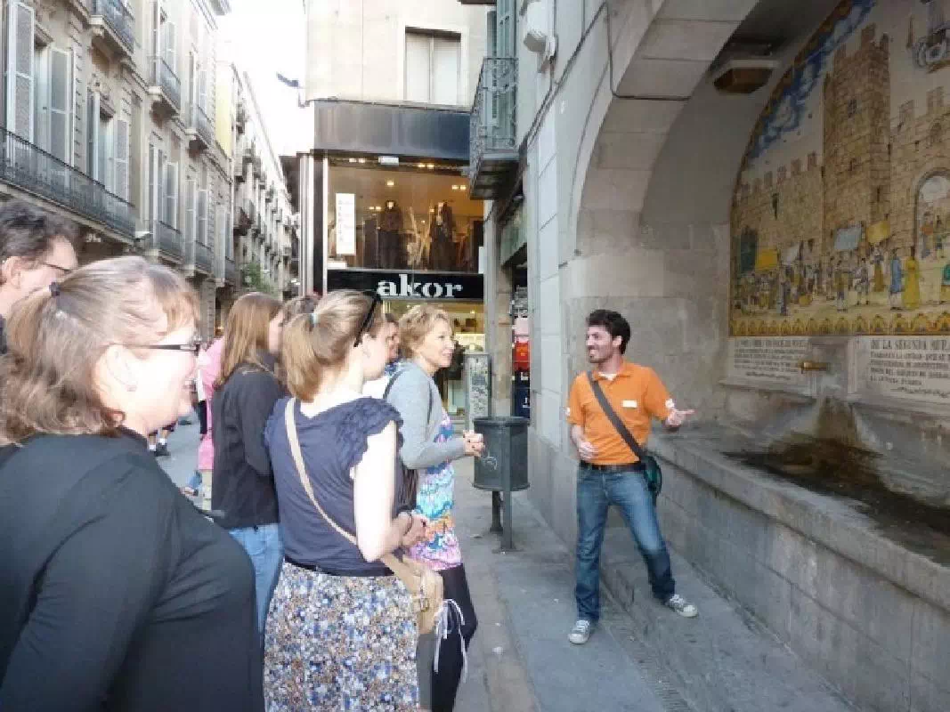 Traditional Spanish Tapas Small Group Walking Tour in Barcelona