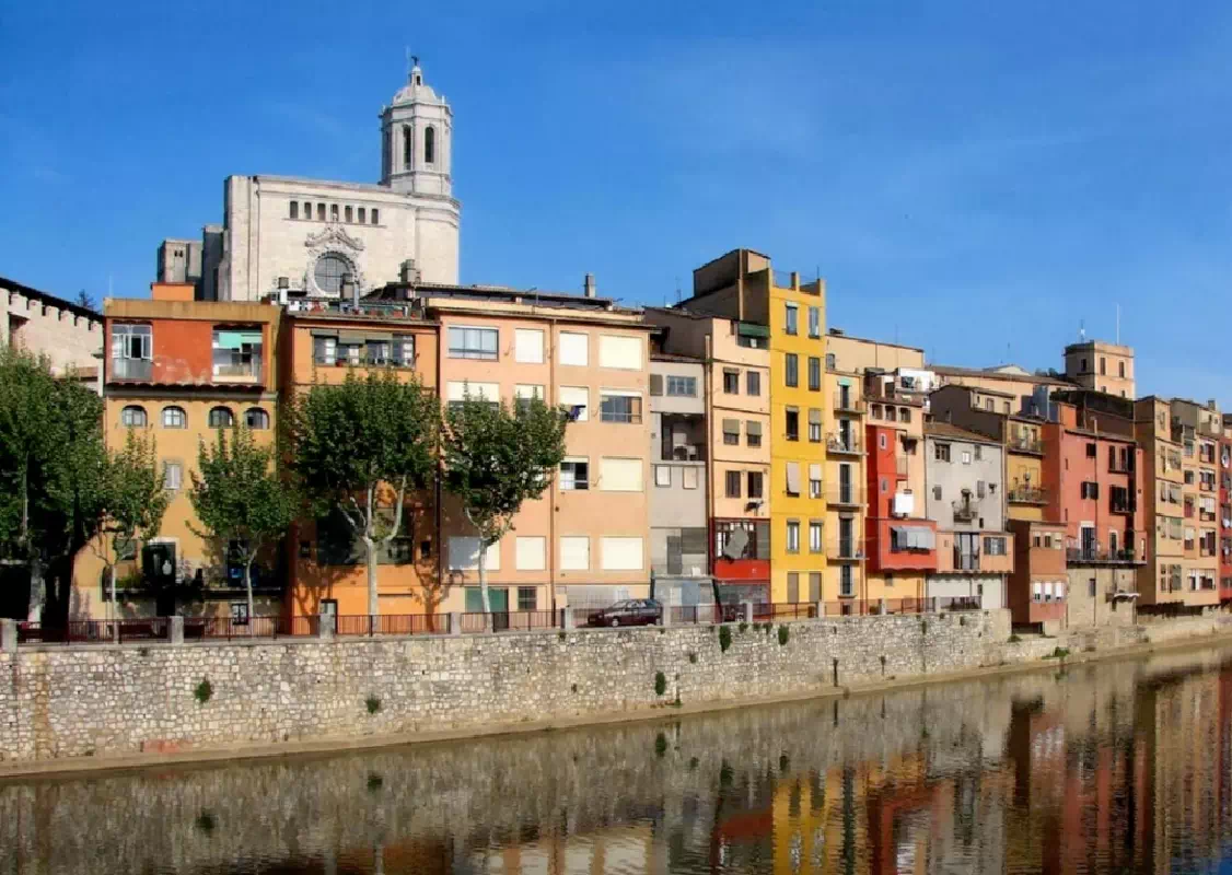 Small Group Costa Brava Coastal Hike and Medieval Girona Day Tour from Barcelona