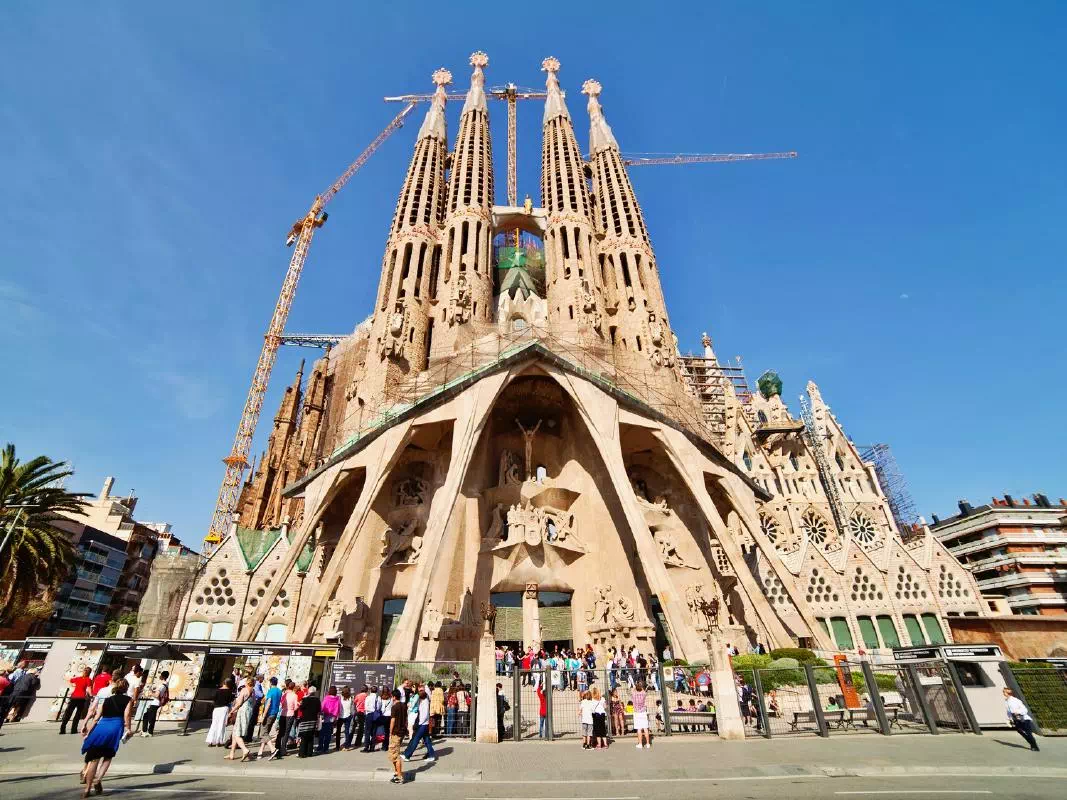 Sagrada Familia and Sant Pau Art Nouveau Skip The Line Tickets with Guided Tour