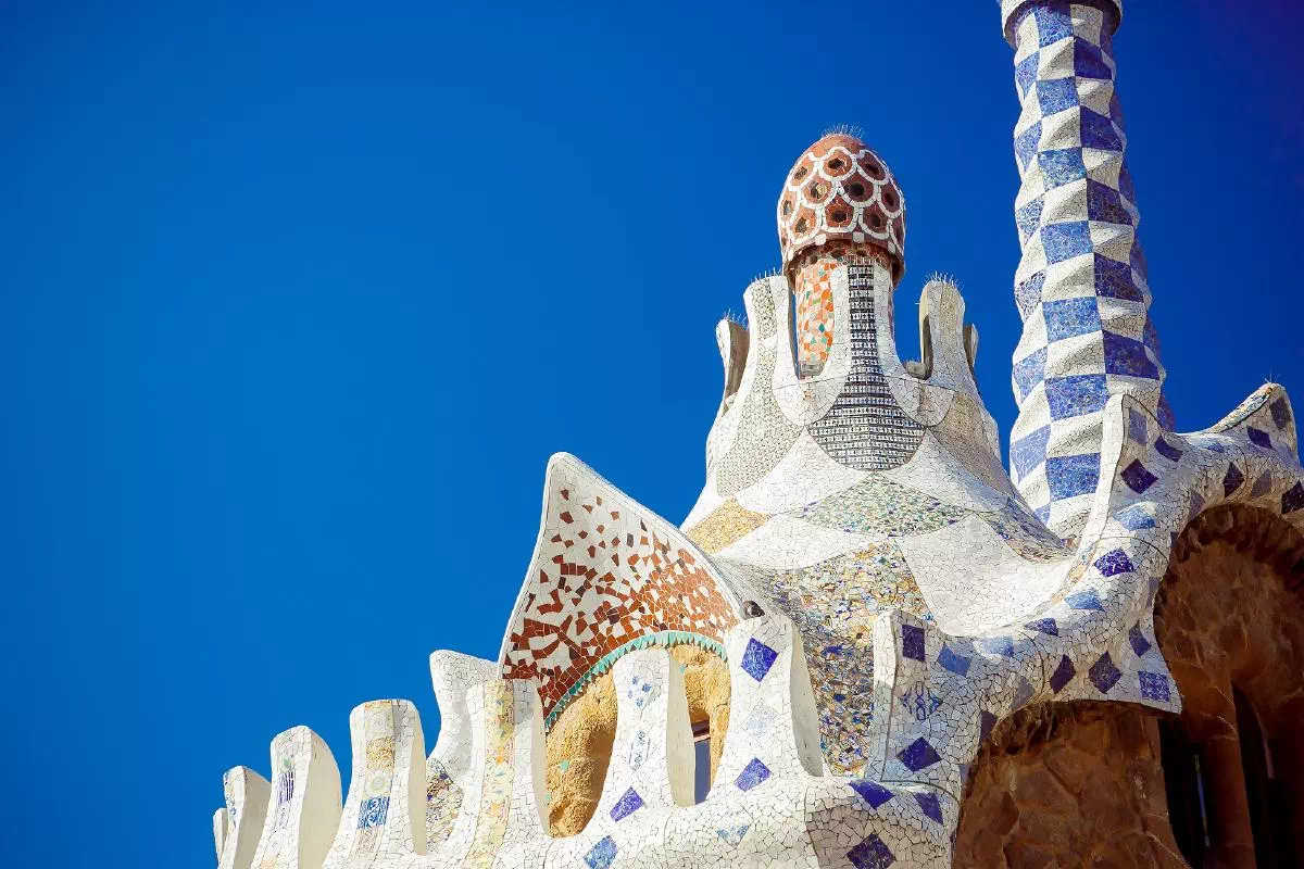 Girona Morning Highlights and Gaudi Afternoon Walking Tour with Park Guell Entry