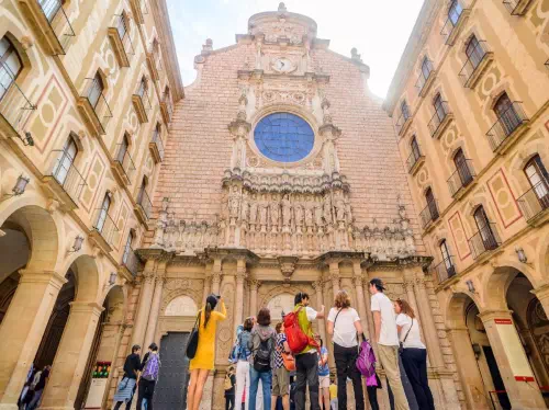 Barcelona Private Tour with VIP Entry to Sagrada Familia, Park Guell, Montserrat