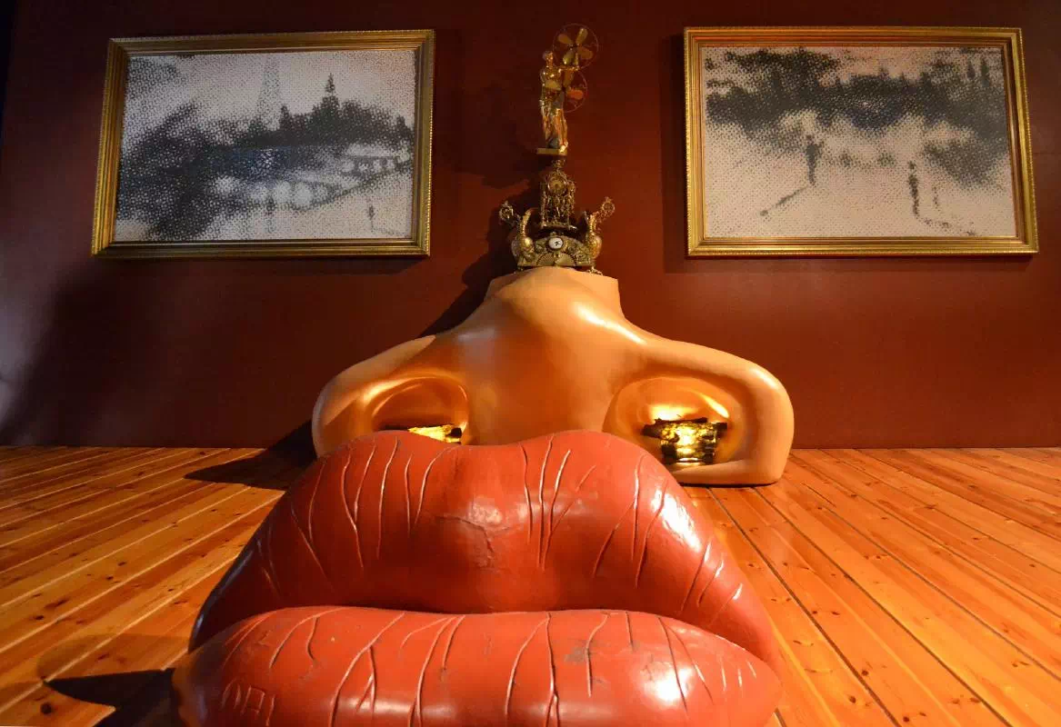 Dali Museum in Figueres and Girona Full Day Tour from Barcelona
