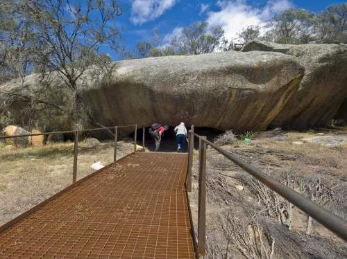 Wave Rock, York, Wildflowers and Aboriginal Culture Full Day Tour from Perth