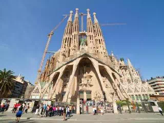 The Best of Gaudi in Barcelona Guided Half Day Tour with Park Guell Entry