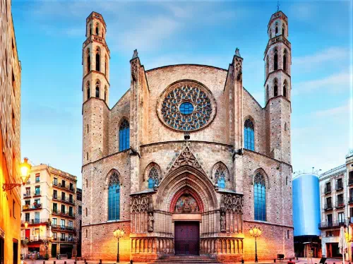 Barcelona El Born Walking Tour with Tapas Buffet Dinner and Flamenco Show