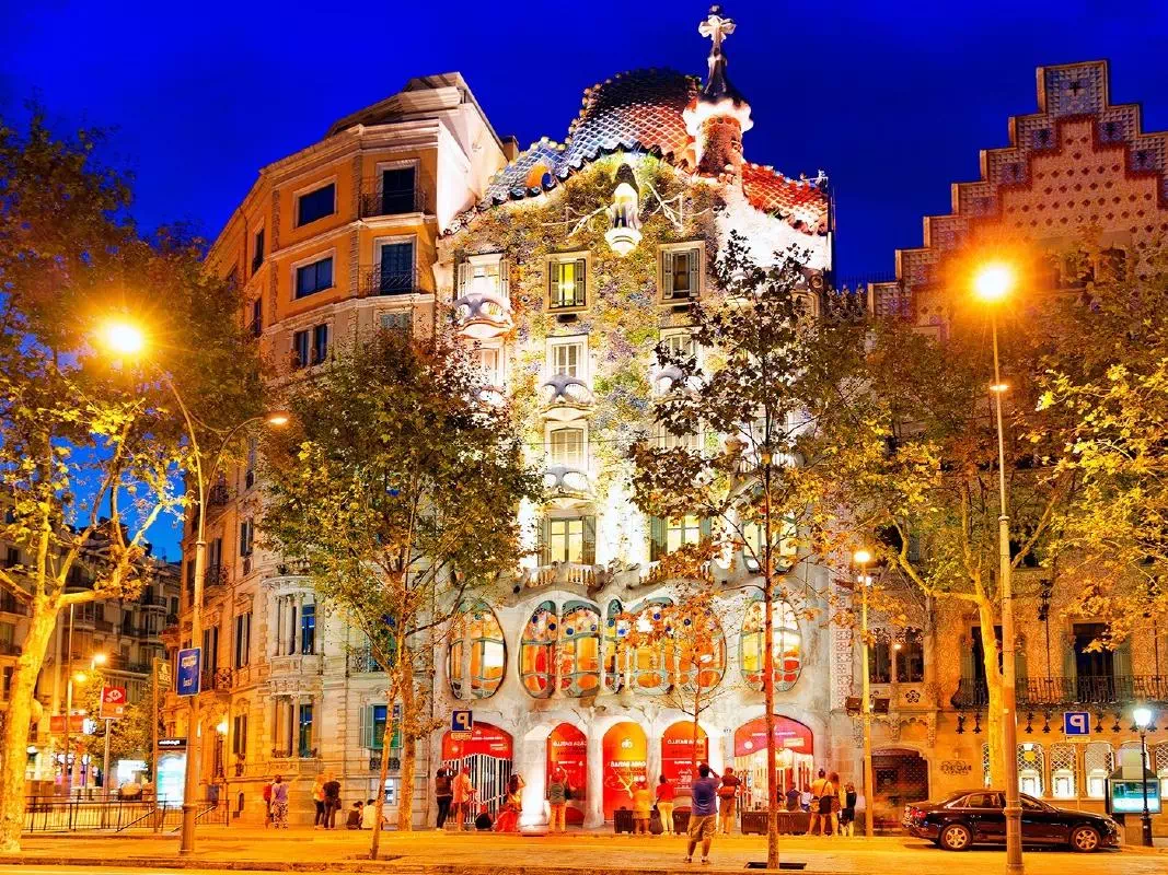Barcelona Night Bus Small Group Tour with Montjuic Magic Fountain Show