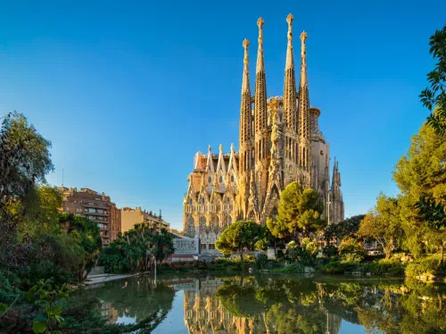 Sagrada Familia Fast Track Ticket and Torre Bellesguard Guided Tour with Brunch