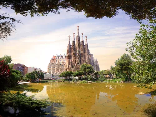 Sagrada Familia Fast Track Ticket and Torre Bellesguard Guided Tour with Brunch