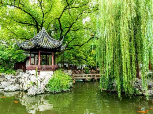 Shanghai Guided Half Day Tour with Yuyuan Garden and The Bund Visits