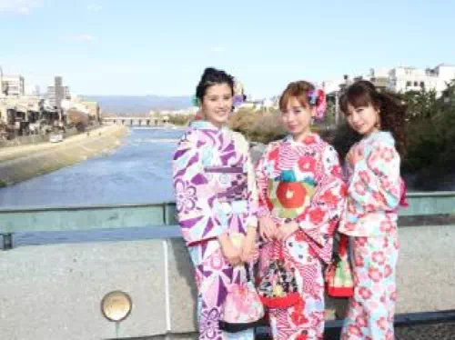 Kimono Rental and Professional Dress-up Experience near Kiyomizudera