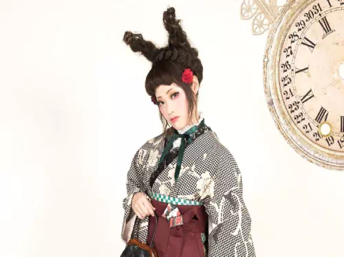 Retro-Modern Kimono Makeover and Photo Experience in Kyoto