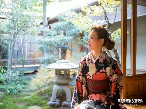 Retro-Modern Kimono Makeover and Photo Experience in Kyoto