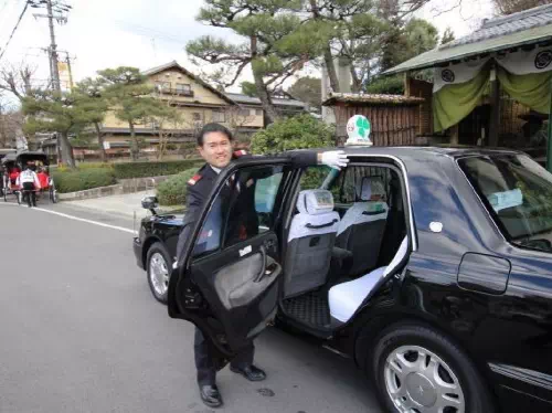 Kyoto 3-Hour Private Taxi Tour to Kinkakuji, Ginkakuji, Kitano Tenmangu & More