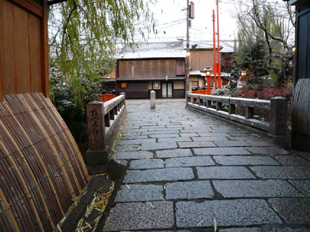 Private Guided Walking Tour of Kyoto's Geisha Districts and Zen Gardens