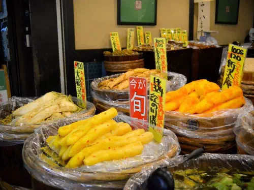 Kyoto Nishiki Market Food Tour with 7-Course Lunch & English-Speaking Guide