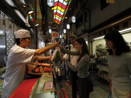 Nishiki Market Walking Tour & Sake Tasting with Maki Sushi Roll Making