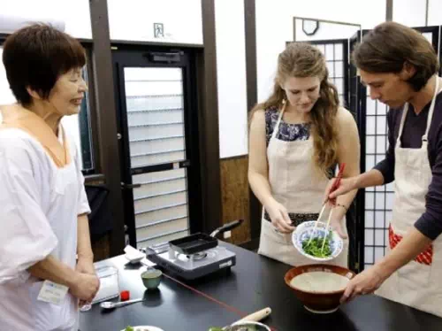 Nishiki Market Walking Tour & Sake Tasting with Maki Sushi Roll Making