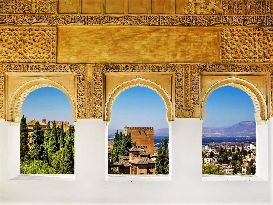 Alhambra Tour with Nasrid Palaces, Generalife and Albaicin Visit