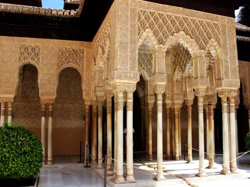 Alhambra Skip-the-Line Entry and Guided Visit with Nasrid Palaces and Generalife