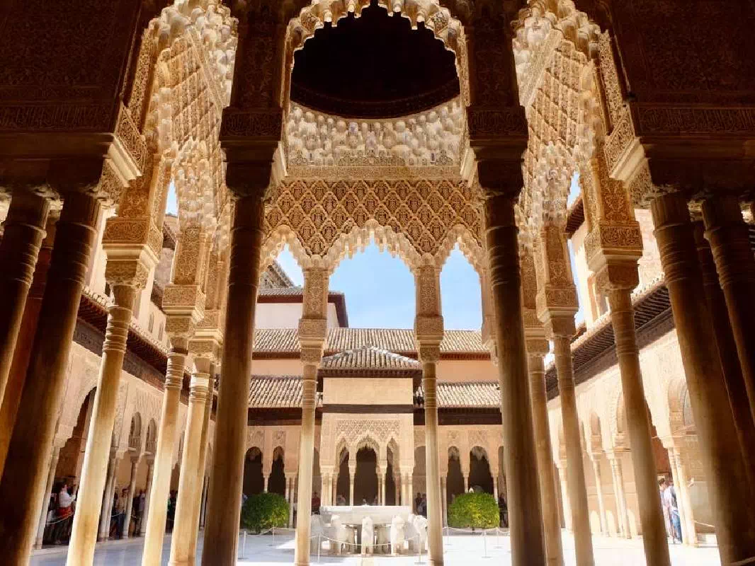 Alhambra Sightseeing Tour and Flamenco Show with Dinner and Hotel Pick-up