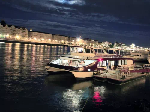 Budapest Dinner Cruise on Danube River with Live Piano Showdown