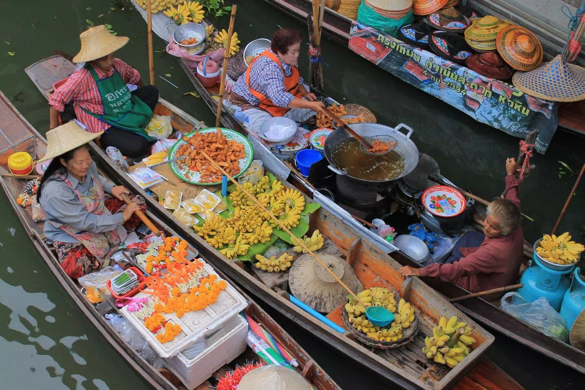 Damnoen Saduak Floating Market and Maeklong Railway Market Small Group Tour
