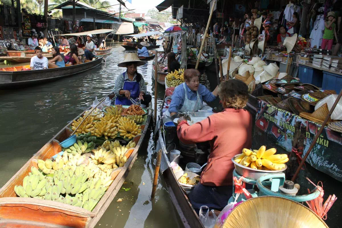 Damnoen Saduak Floating Market and Maeklong Railway Market Small Group Tour