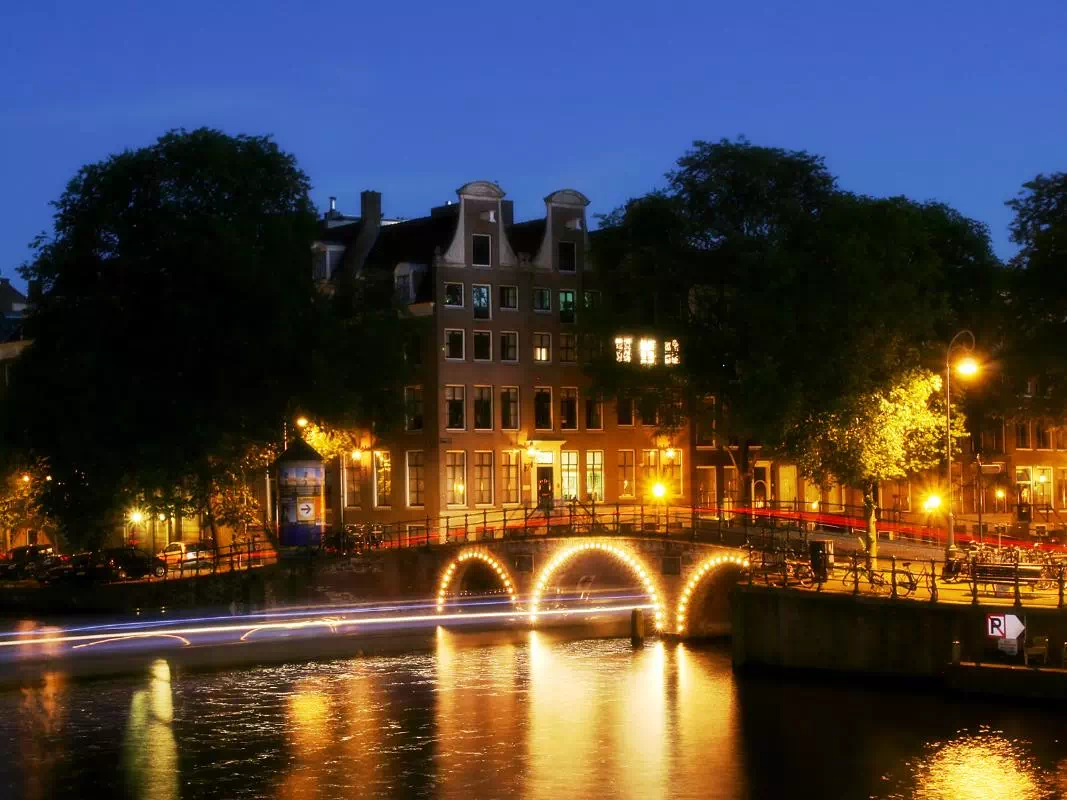Amsterdam Evening Candlelight Canal Cruise with Dutch Cheese Tasting and Wine
