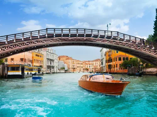 Skip-the-Line 30-Minute Venice Gondola Ride with Serenade