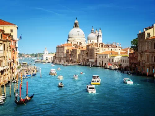 Skip-the-Line 30-Minute Venice Gondola Ride with Serenade