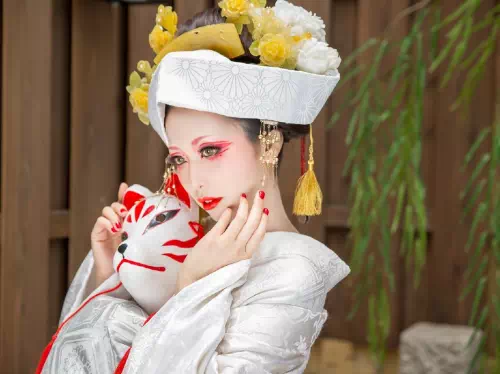 Mystical Fox Bride Kimono Dress-up and Photoshoot in Gion