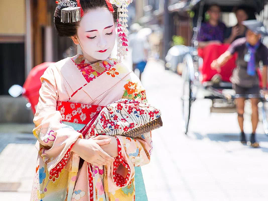Kyoto Classic Maiko or Men's Kimono Dress-up and Photoshoot in Gion