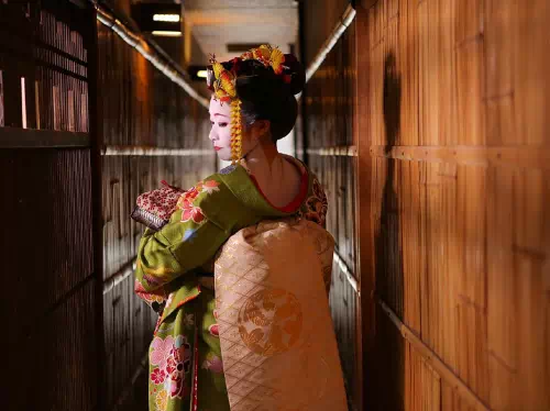 Kyoto Classic Maiko or Men's Kimono Dress-up and Photoshoot in Gion