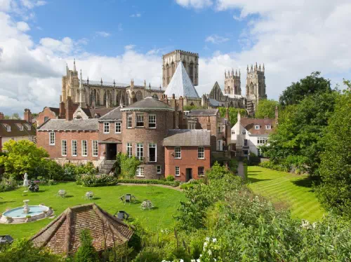 York Day-Trip from London by Rail with Jorvik Viking Center Entry and Bus Tour