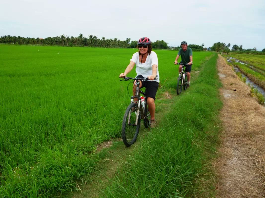 Bangkok Countryside Private Bike Tour with Temple of Phurt Udom Pol Visit