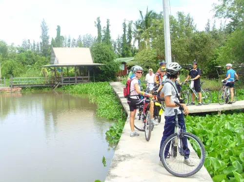 Koh Kret Island and Pottery Village Full Day Private Bicycle Tour from Bangkok