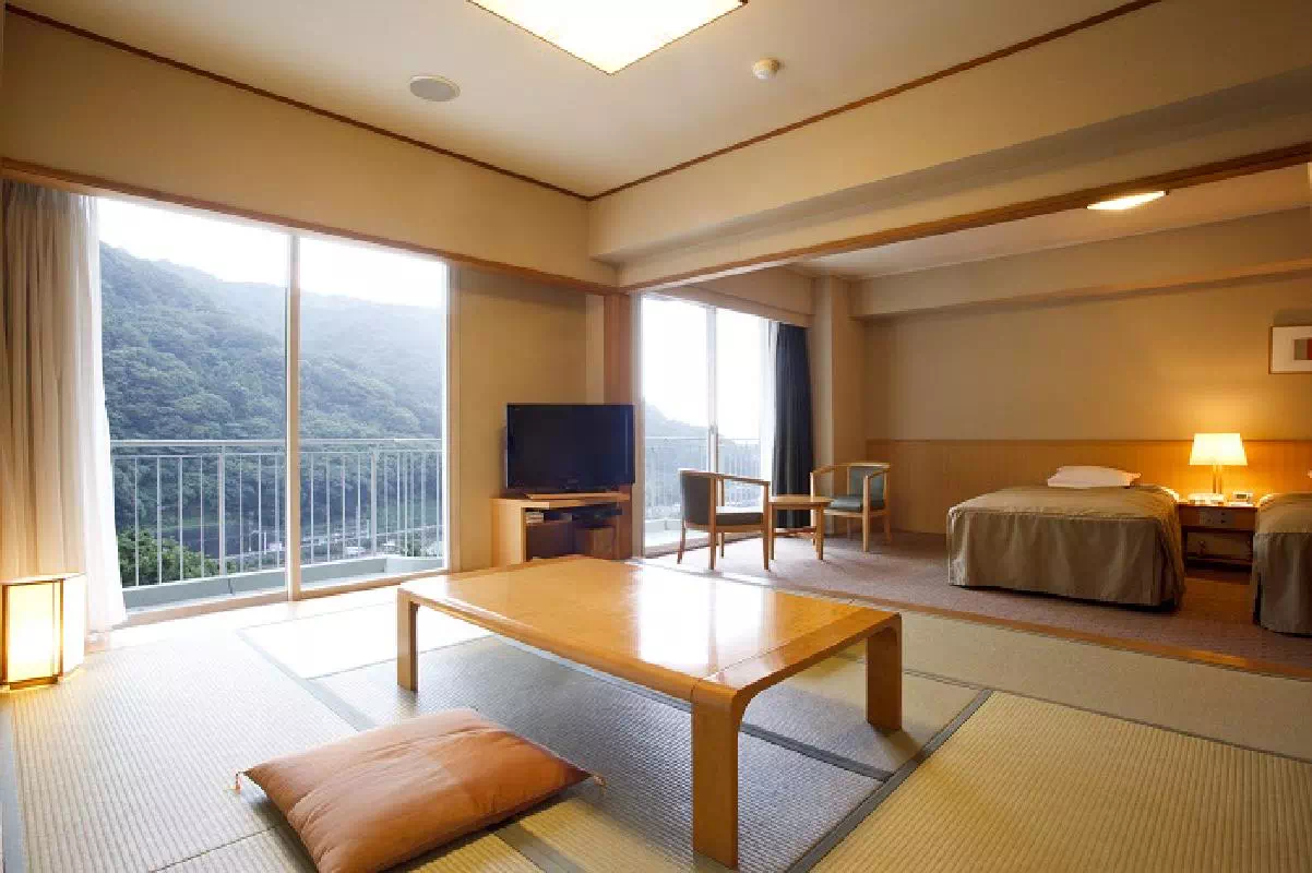 2-Day Mt. Fuji & Hakone Tour from Tokyo with Yumoto Fujiya Hotel Accommodation