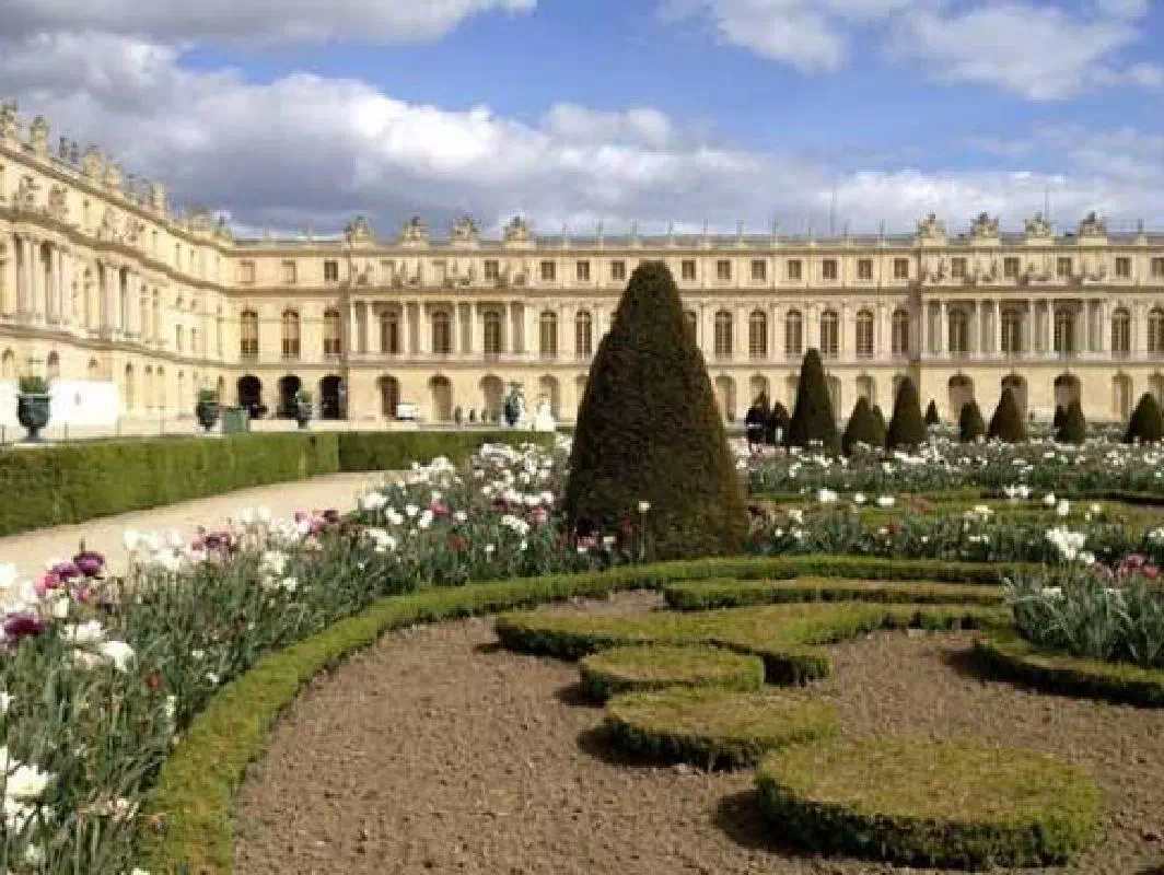 Palace of Versailles Private Full Day Guided Tour with Priority Access