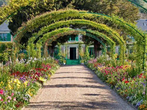 Half-Day Tour of Giverny from Paris with Monet's Gardens & House Priority Access