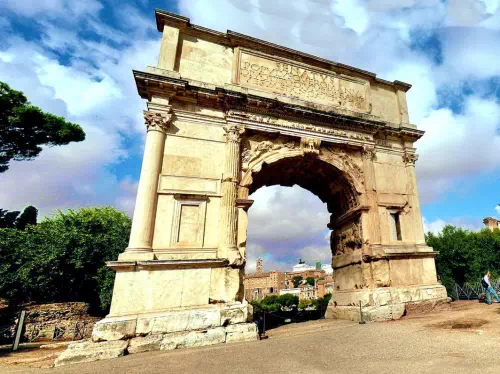 Ancient Rome Walking Tour with Colosseum, Palatine Hill and Roman Forum