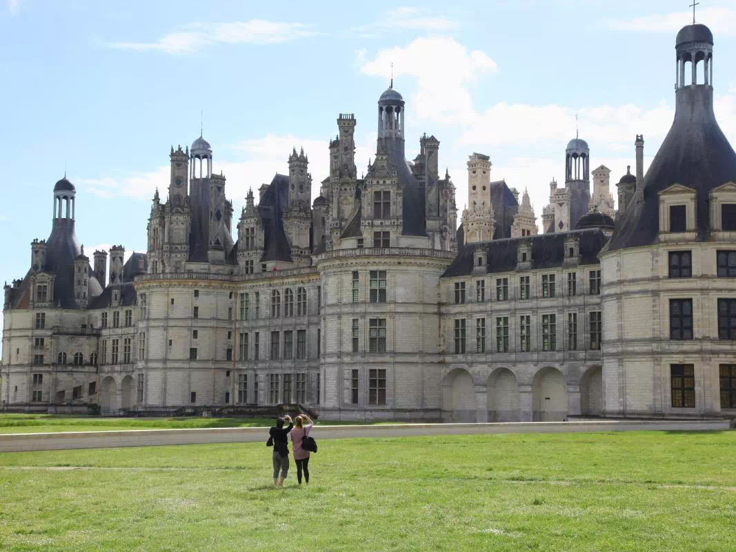 Loire Valley Castles Small Group Tour with Wine Tastings and Lunch from Paris