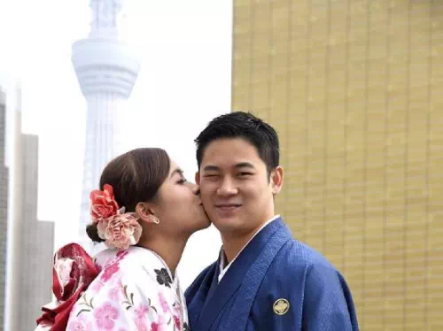 Wear Kimono in Asakusa with a Rental Dress Up Experience in Tokyo