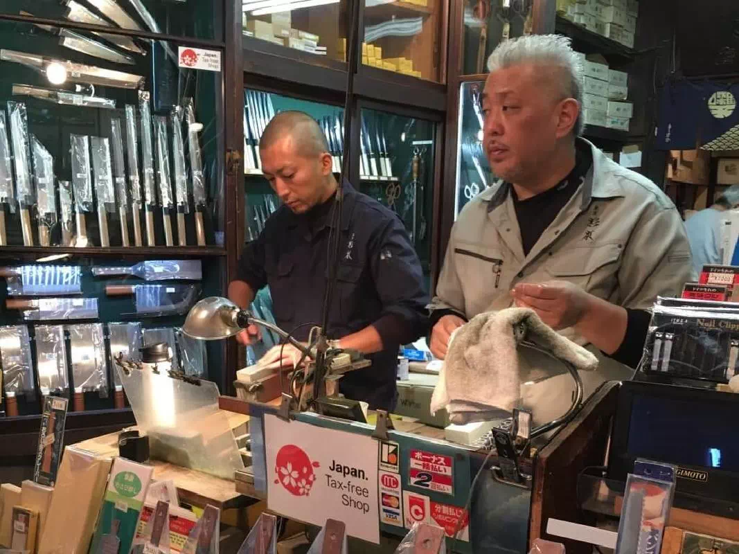 Tsukiji Fish Market Morning Food Tour with Breakfast