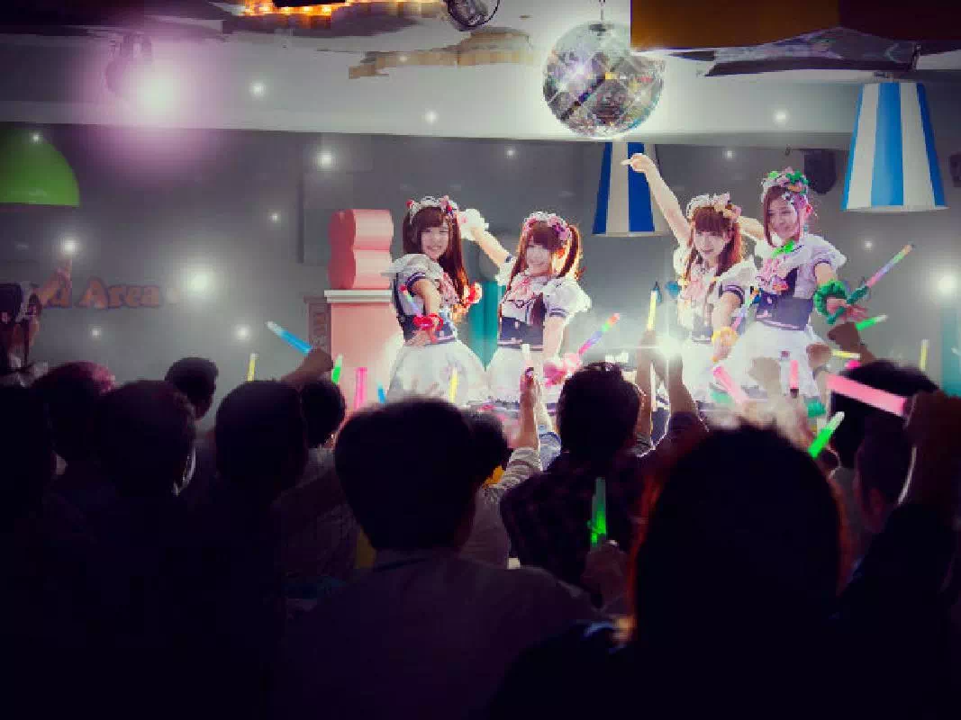 Maid Cafe Photo Shoot and Dance Show in Akihabara